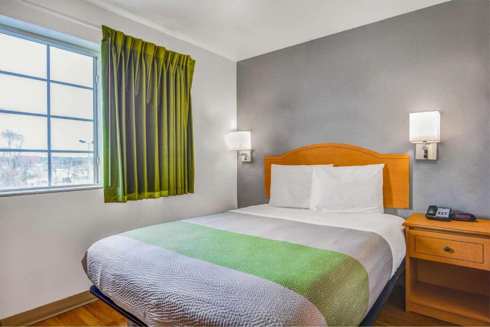 Queen Room - Non-Smoking interior